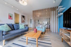 Un lugar para sentarse en Casa La Costa By Wynwood House
