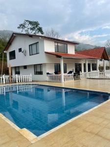 a house with a swimming pool in front of a house at Hotel y Restaurante la Florida in Páramo