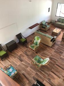 an overhead view of a living room with couches and chairs at Hotel y Restaurante la Florida in Páramo