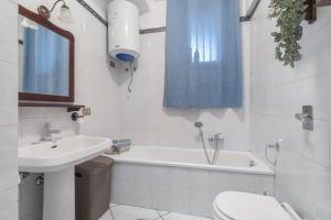 łazienka z umywalką, wanną i toaletą w obiekcie Gmg - Mondello House w mieście Palermo +8 zdjęć