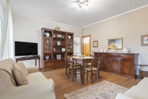 salon z kanapą i stołem w obiekcie Gmg - Mondello House w mieście Palermo