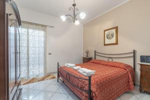 sypialnia z łóżkiem i oknem w obiekcie Gmg - Mondello House w mieście Palermo