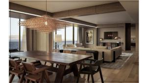 利马InterContinental Hotels Real Lima Miraflores by IHG的一间带桌椅的餐厅和客厅