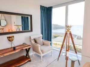 een kamer met een bureau, een stoel en een spiegel bij Wingspan in St Ives