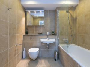 een badkamer met toilet, wastafel en bad bij Wingspan in St Ives +22 foto's