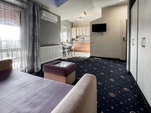 a room with a bed and a table and a kitchen at Apartments On Zaliznychna 49 in Ivano-Frankivsʼk