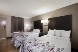 ConleyにあるRed Roof Inn Atlanta Airport NE Conleyのベッド2台とランプ2台があるホテルの部屋 +47枚の写真