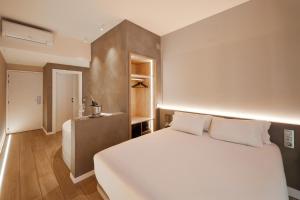 Postel nebo postele na pokoji v ubytování Barcelona Century Hotel