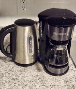 Una cafetera negra y plateada sobre un mostrador. en Comfy, cozy, affordable and private - free parking, en Richmond Valley