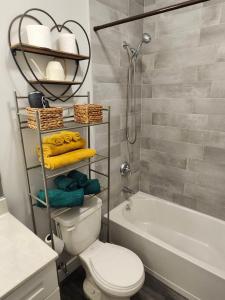 Un baño con inodoro, bañera y lavabo. en Comfy, cozy, affordable and private - free parking, en Richmond Valley