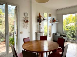 Villa vue mer Beaulieu外面的花园