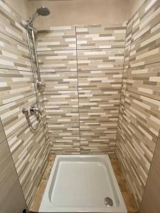 a shower stall with a tub in a bathroom at Le sorgenti - Bungalow in sasso in Palazzuolo sul Senio