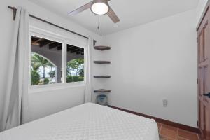 Un dormitorio con una cama blanca y una ventana. en Casa Edie, en Riversdale 45 fotos más