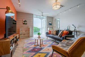 Un lugar para sentarse en Casa La Costa By Wynwood House