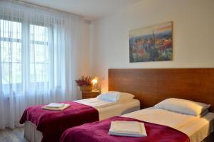 pokój hotelowy z dwoma łóżkami i oknem w obiekcie Zajazd pod Zamkiem w mieście Kętrzyn