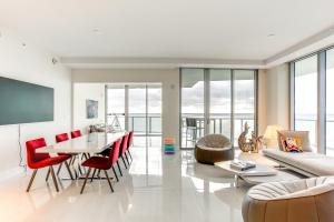 Χώρος καθιστικού στο Condo at Amrit Ocean Resort with Panoramic Views