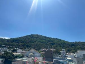 A general mountain view or a mountain view taken from A villát