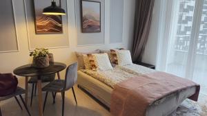Ένα ή περισσότερα κρεβάτια σε δωμάτιο στο Elite Home 7 Jeżyce- Barańczaka 7
