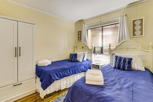 - une chambre avec 2 lits avec des draps bleus et une fenêtre dans l'établissement Pool Access Beachfront Hilton Head Resort Condo, à Île de Hilton-Head 23 autres photos