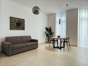 巴里Room 56 - Suites的客厅里有一张沙发和一张桌子。