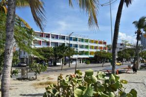 un edificio en una calle de la ciudad con palmeras en Panamerican Hostel, en Santa Marta