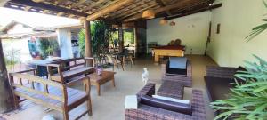 ジャボチカトゥバスにあるPousada trilhas da serraのリビングルーム(テーブル、ピアノ付)