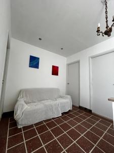 een slaapkamer met twee kunstwerken aan de muur bij Casa Barracas, habitación privada in Buenos Aires