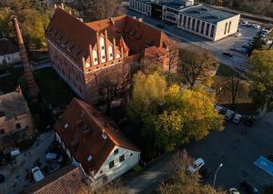 widok na duży budynek z cegły w obiekcie Zajazd pod Zamkiem w mieście Kętrzyn