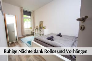Postel nebo postele na pokoji v ubytování 3R Altbau-Apartment mit 2SZ, Smart-TV, Ruhige zentrale Lage