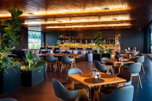 a restaurant with tables and chairs and a bar at Clara Ibiúna Resort in Ibiúna