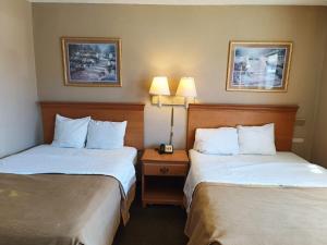 Postel nebo postele na pokoji v ubytování Executive Inn by OYO Kilgore North