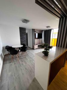 a large living room with a table and chairs at Departamento a pasos de la playa in Arica