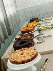 ein Tisch mit verschiedenen Gebäcksorten auf Tellern in der Unterkunft NC Hotel in Bragança Paulista + 16 Fotos