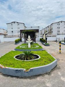 a fountain in the middle of a courtyard at Apartamento em condomínio para a COP30 in Marituba +16 photos