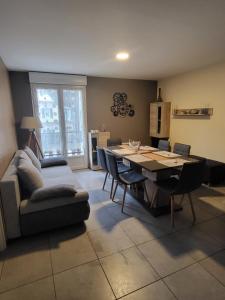 LE TOURISTIC Appartements的休息区