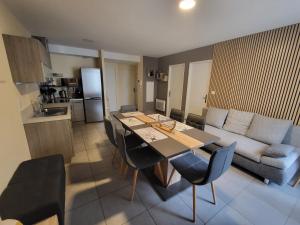 LE TOURISTIC Appartements的厨房或小厨房