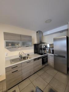 LE TOURISTIC Appartements的厨房或小厨房
