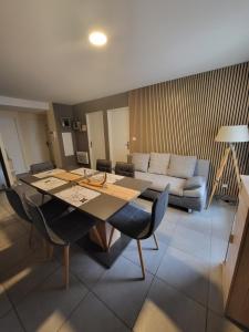 LE TOURISTIC Appartements的休息区