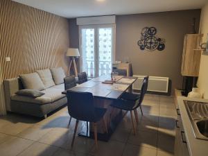 LE TOURISTIC Appartements的休息区