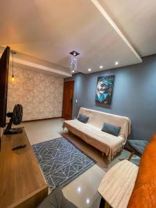 una camera da letto con un letto e una TV di Apartamento c/estacionamento, próximo ao Shopping a Vila Velha