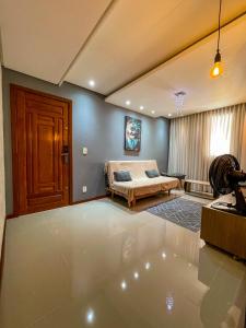 una camera da letto con un letto e un tavolo in una stanza di Apartamento c/estacionamento, próximo ao Shopping a Vila Velha Altre 31 foto