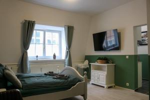 a small bedroom with a bed and a window at SchaeBu! 6 Apartment Altmarkt im Grünen in Cottbus