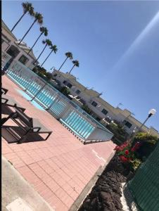 SonnenlandにあるSonneland 340のベンチと花のあるリゾートのプール