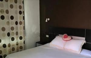 SonnenlandにあるSonneland 340のピンクの帽子が敷かれたベッド