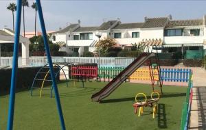 SonnenlandにあるSonneland 340の庭滑り台付き遊び場