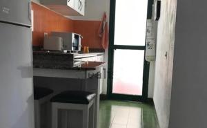 SonnenlandにあるSonneland 340のキッチン(カウンター、冷蔵庫、スツール付)