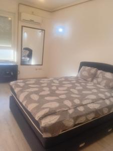 um quarto com uma cama em um quarto em Sindi Apartman em Bačka Palanka