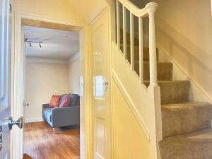 Una sala de estar con una escalera y un sofá. en 2br 2bath Flat In Ipswich City Centre - 6 Guests, en Ipswich