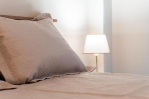 Postel nebo postele na pokoji v ubytování Portiani Suites