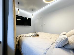 Posteľ alebo postele v izbe v ubytovaní Central, Modern & CHIC Wroclaw Gem, Near Park! 10min to Old Town, Trumski